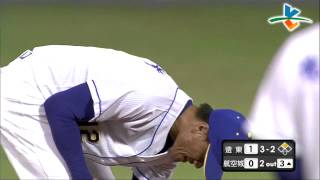 20140419-2 甲組春季聯賽 遠東科大vs桃園航空城 3上 郭宣志盜壘成功 郭銘仁沒接好蔡友達的傳球