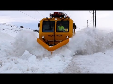 Vídeo: Onde está o estrangulamento de um soprador de neve de máquina de quintal?