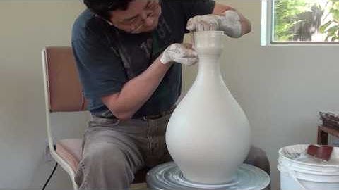 15. Throwing a Tall-Necked Bottle / Vase with Hsin-Chuen Lin