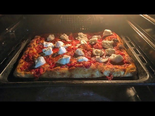 La pizza in teglia di Andre - Fase 3 - Stesura in teglia e cottura col forno  di casa 