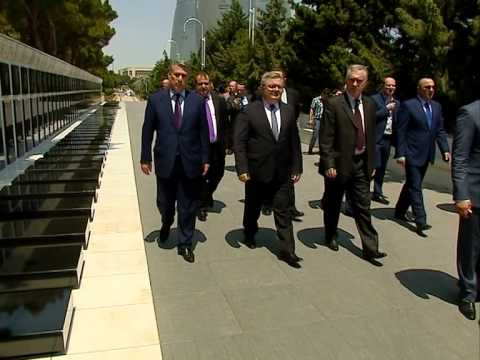 დაღუპულ გმირთა მემორიალის გვირგვინით შემკობა