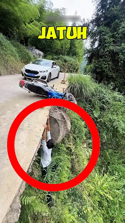 Detik-Detik Menegangkan⁉️Pria Jatuh dari Motor dan Nyaris Terjun ke Jurang! 😱 #shorts #feedshorts