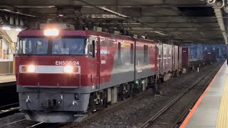 【コキ10両中5両空コキ輸送の臨時貨物】JR貨物EH500形24号機＋コキ10B（両）が大宮駅10番線を通過するシーン（臨8095レ・仙貨B8095・コンテナ輸送）2022.11.28