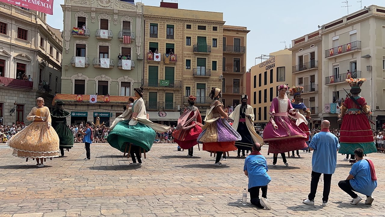 Lluïment dels gegants de Reus durant el matí de Sant Pere 2023.