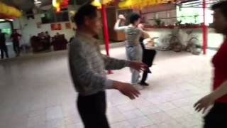 在安泰街土地公廟阿華和阿滿跳華爾茲