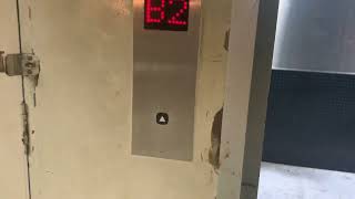 Tang’s Plaza - 1982 Toshiba (mod. KONE) Gated Refuse Elevator