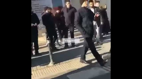 Zabıtaların el koymaya çalıştığı simit tezgahındaki tüm simitleri satın alan adam