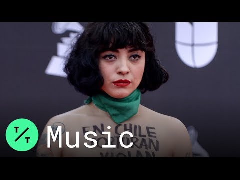 Video: Mon Laferte Legt Haar Topless Latin Grammys Protest Uit