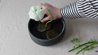 How to arrange flowers using a flower frog // Arranging Flowers // Ikebana Kenzan // Pin frog