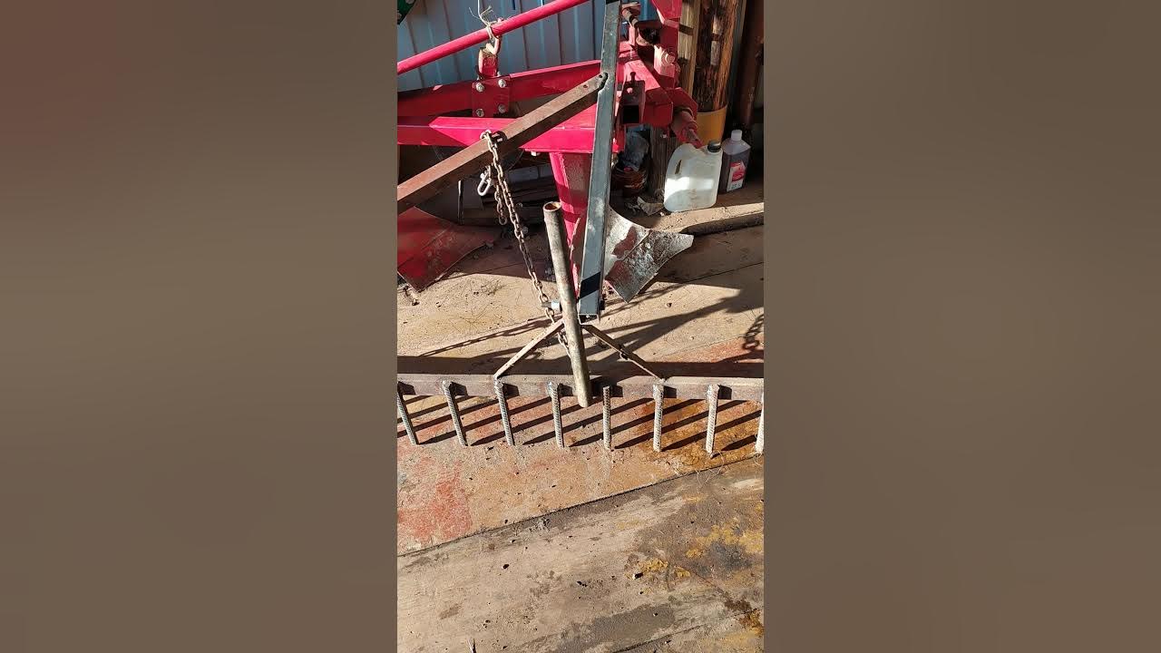 Борона гребенка на плуг. Плн-3-35 с гребенкой. Борона на плуг мтз 80. Гребенка плуга. Гребенка на плуг мтз.