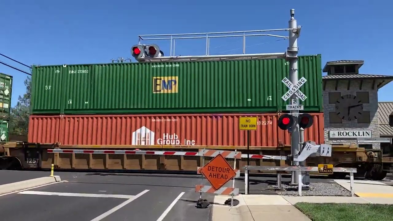 07-23-2022 Monster hot UP ZG2LT with mid-train doopies westbound @Rocklin. Thumbs-up from Engineer!