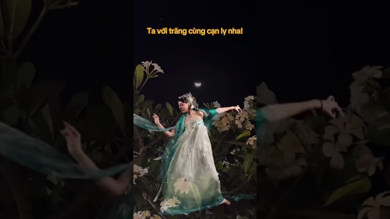 Ta với trăng cùng cạn ly