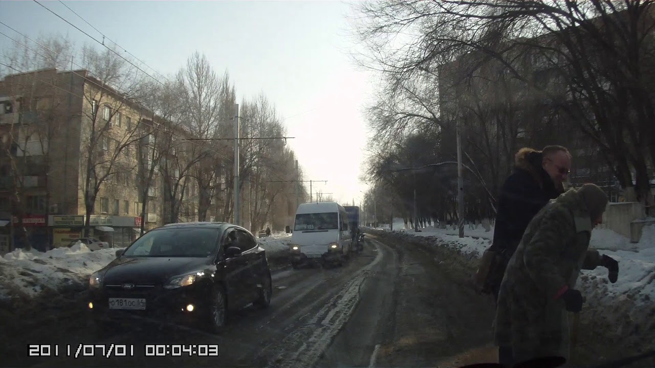 Помог бабушке перейти дорогу - YouTube