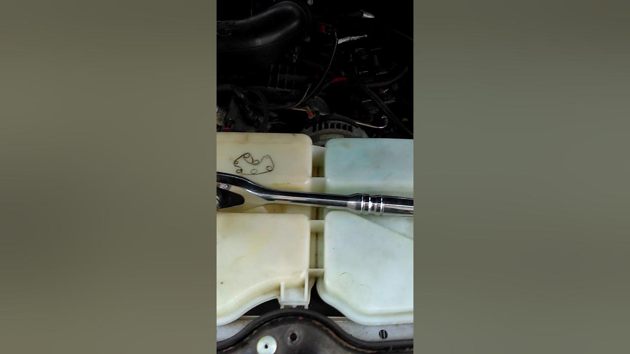 Jeep liberty cambio de alternador o banda o polea - YouTube