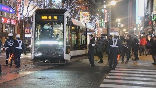 札幌で路面電車とバス衝突 先頭が脱線 1人軽傷