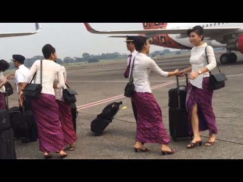 Pramugari Batik Air Turun Dari Pesawat YouTube