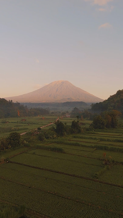 Our favorite sunrise spot in Bali 🌴 Location at the end 🙌🏼 #balitravel #mountagung