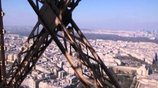 Eiffelturm Fahrstuhlfahrt ganz nach oben / Tour Eiffel - elevator to the top