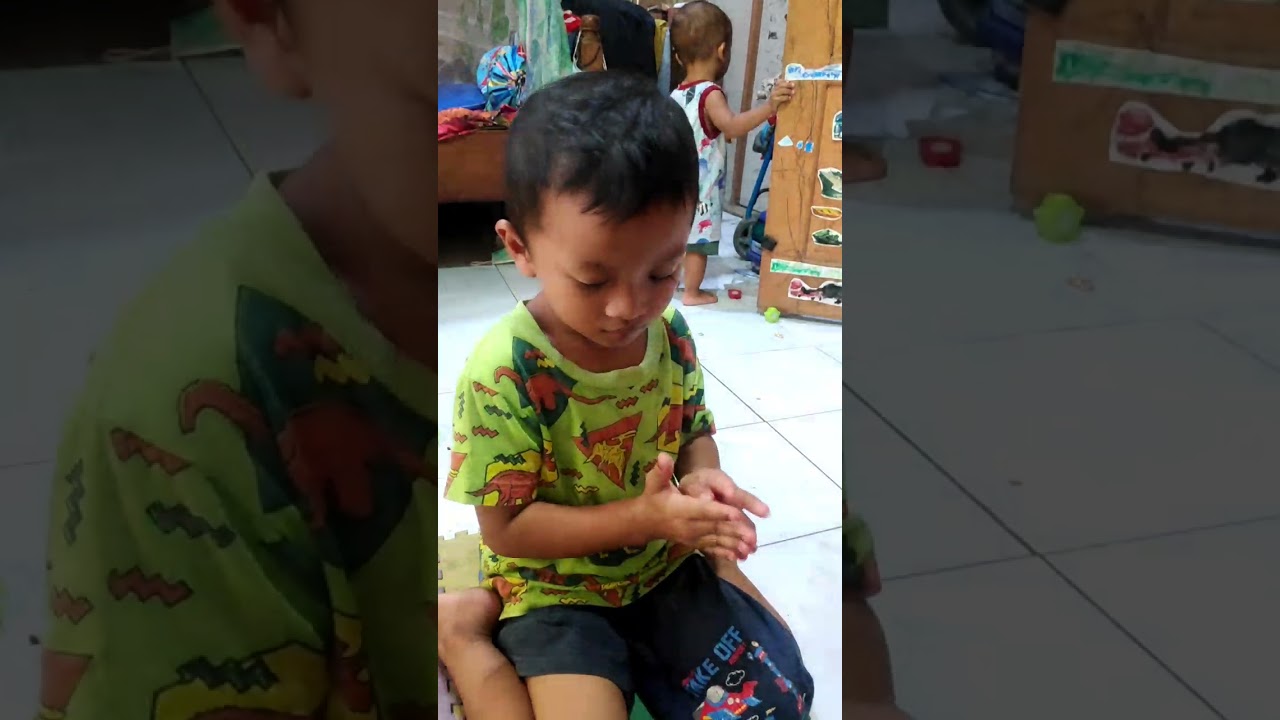 Alzero belajar membuat strowbery dari plastisin...