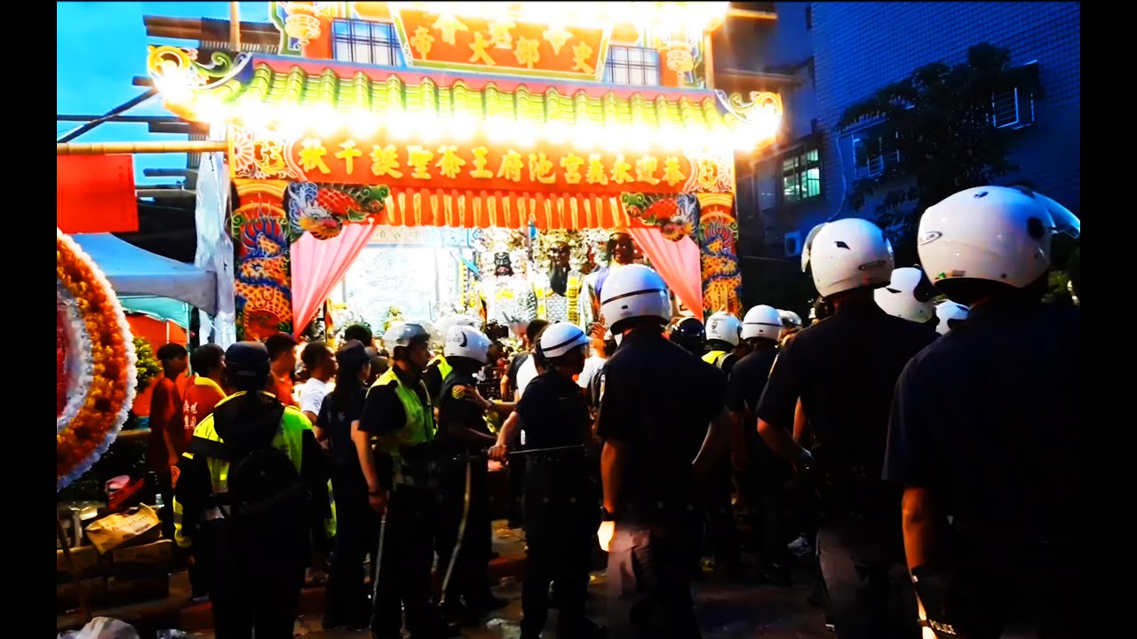 台北崁頂永義宮池府王爺194週年遶境意外插曲 刑警疑似對接駕陣頭噴辣椒水引發眾人爭議