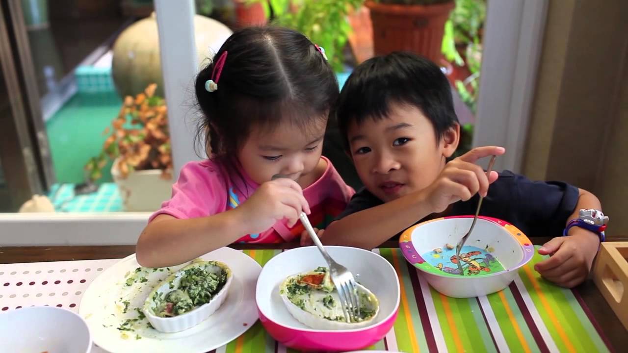 N'Prim W180 เด็กจิ๋วกินข้าวกับพี่โฮไอ - Youtube