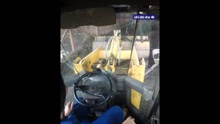 lái xúc lật trong xí nghiệp