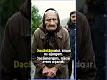 &Icirc;n dimineața &icirc;n care autobuzul nu a mai venit, bunica a pornit pe jos cu nepoata prin ploaie