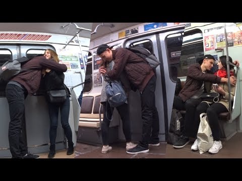 ПРАНК: ОБНИМАЮ ДЕВУШЕК В МЕТРО |  HUGS With Strangers in the Subway