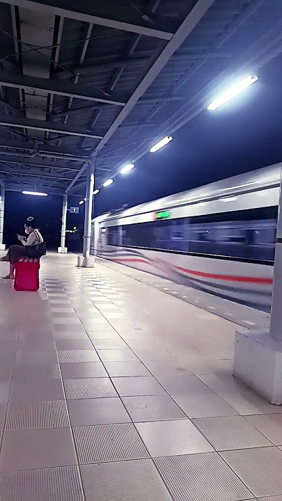 Sekelebat kereta itu berlari kencang di stasiun Cibitung #shortvideo #shorts #keretaapi #train