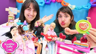 Kuaför Kafede sevgililer günü! Barbie ve diğer bebekler hazırlık yapıyor. Kız oyunları