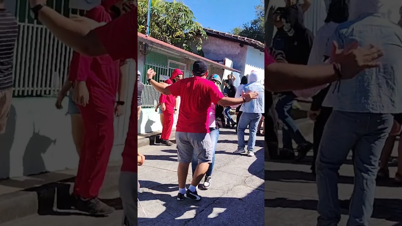 Enmascarado Bailando Con Las Personas