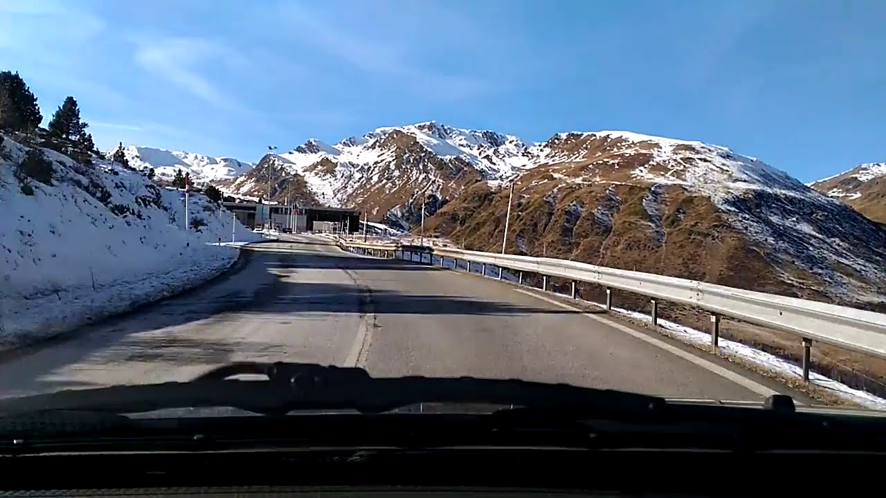 Nous visitons Andorre en passant la frontière entre la France et Andorre pour faire du shopping