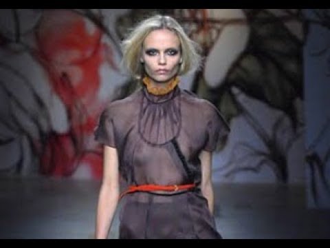 Video: AMO Installeert Stalactieten Boven De Catwalk Prada SS16