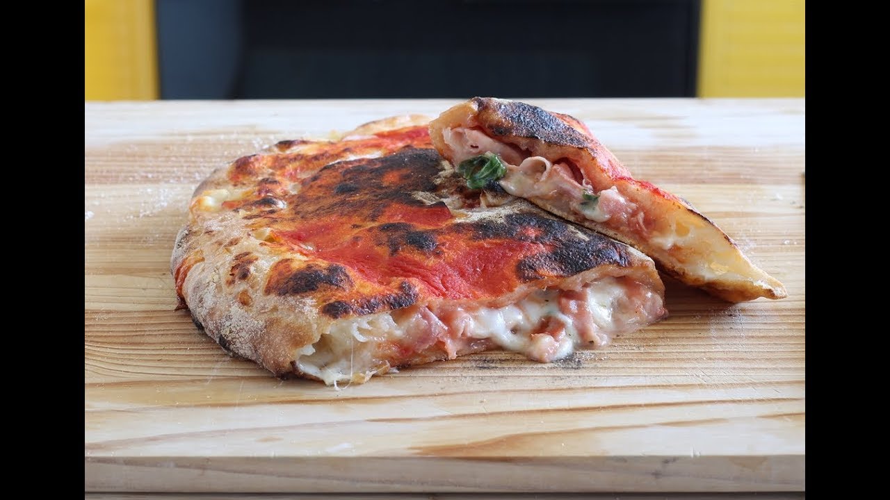 Pizza calzone senza glutine con i bordi ripieni