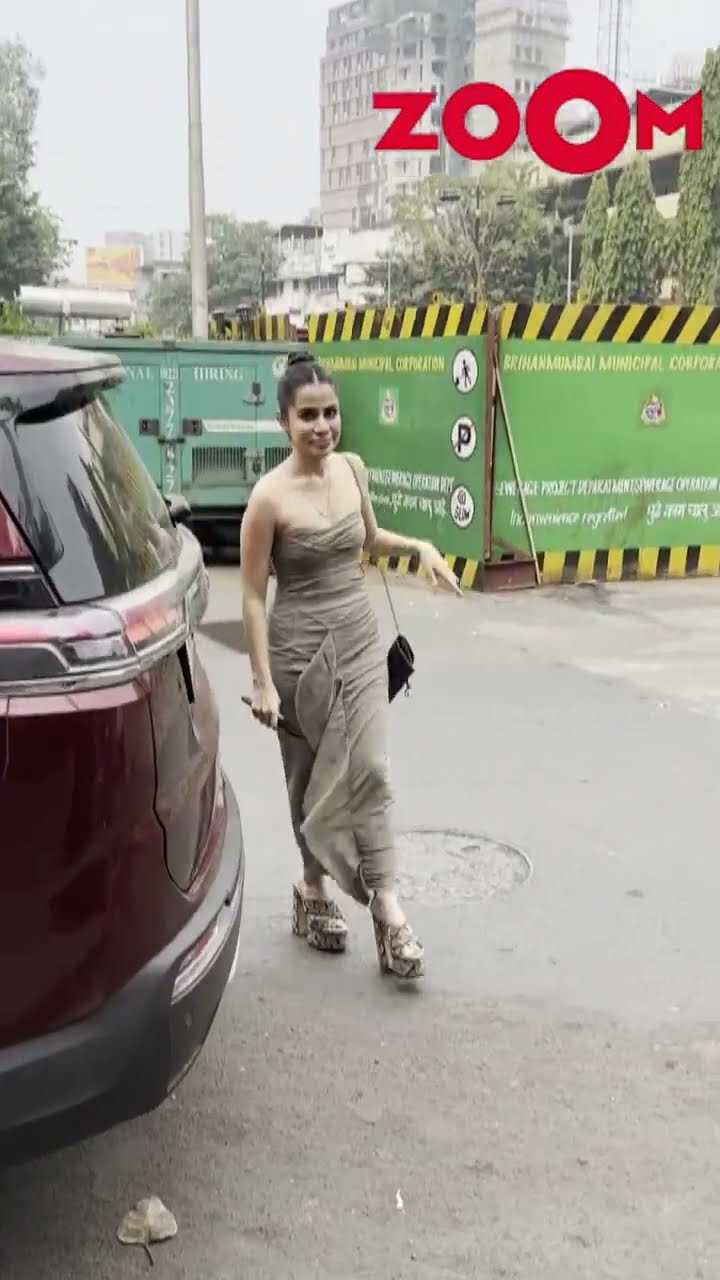 Urfi Javed looks GORGEOUS while she poses for the paps as spotted #urfijaved #shorts
