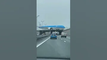 طياره تمر فوق سياره مستحيل 