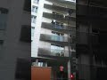 Homem ESCALA prédio e SALVA criança (Hero climbs four-storey building to rescue dangling child)