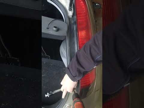 Vidéo : comment réparer l'infiltration d'eau du coffre sur une Ford Fiesta ?