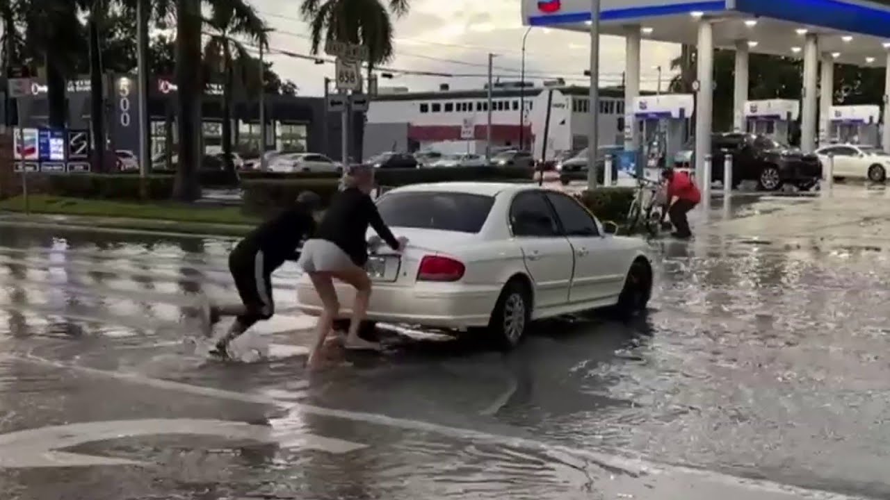 Cars stall out in Broward floodwaters - YouTube