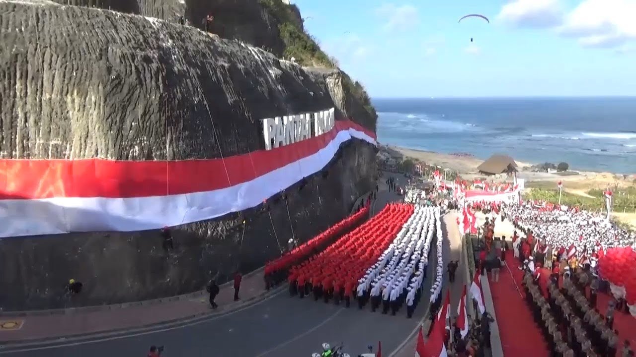 Bendera Sepanjang 400 Meter Dibentangkan Di Tebing Pantai Pandawa