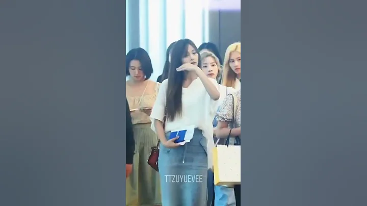 Twice stop to help Tzuyu with her bangs #kpop #bts #twice #blackpink #Shorts