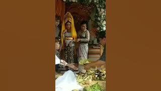 Ngungkab Lawang, tradisi meminang adat Bali, pengantin pria menjemput pengantin wanita ke rumahnya.