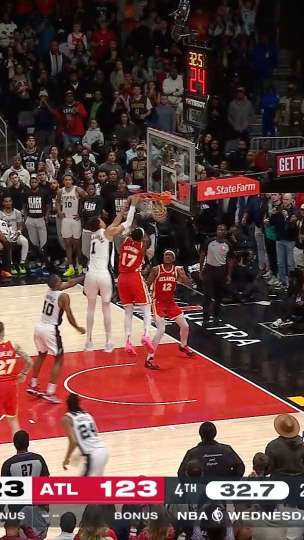 Wemby’s CLUTCH putback jam!