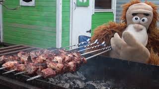 Смешные видео Как приготовить вкусный шашлык.Обезьяна делает сюрприз детям,но что то пошло не так. Смешные видео Как приготовить вкусный шашлык.Обезьяна делает сюрприз детям,но что то пошло не так.
