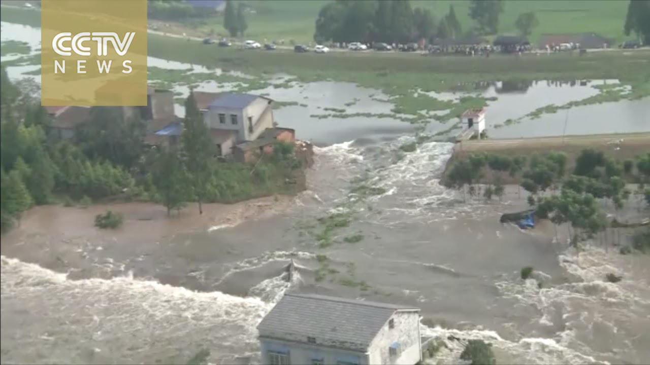 Flood collapses dike in central China - YouTube