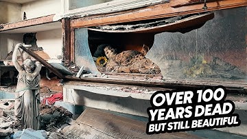 De bruid met gebroken hart in een kristallen kist... nog steeds in haar trouwjurk