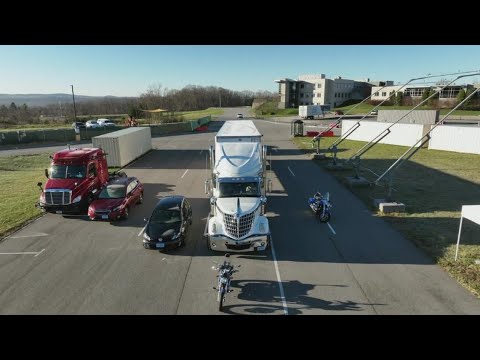 Video: Waar zijn de dode hoeken op een semi-vrachtwagen?