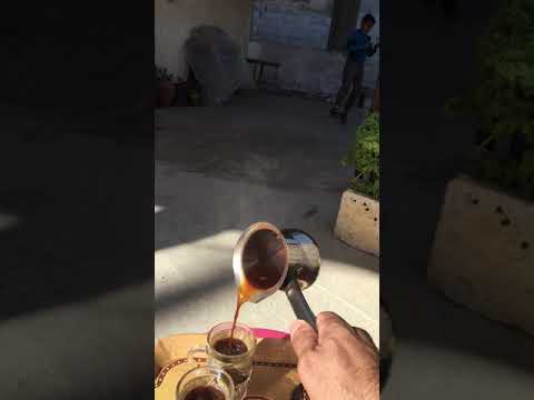 قهوة الصباح ولعب البلابل صوت صب القهوة في ساحة البيت