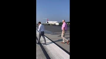 WATCH: Delta plane makes emergency landing without nose gear