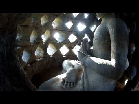 Video: Apa yang ada di dalam stupa?